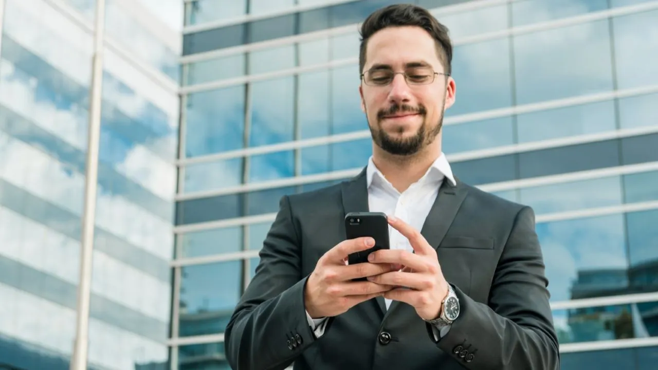 Il conto per imprenditori smart: Finom con IBAN veloce e cashback