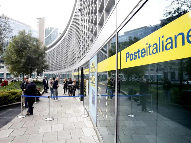 Poste Italiane prevede crescita al 2024 e un dividendo più generoso. In arrivo offerta banda larga ed energia