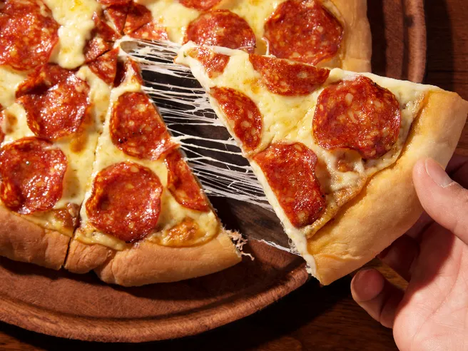 Un euro in più per far tagliare la pizza: la follia tutta italiana