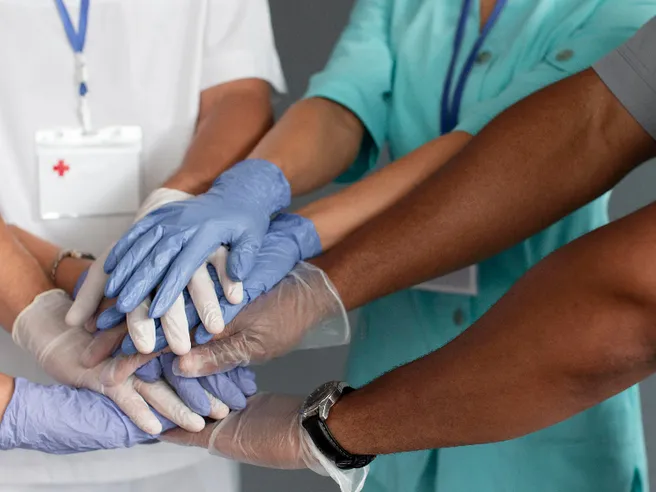 Lavoro nei giorni di festa: cosa prevede la retribuzione nei principali settori