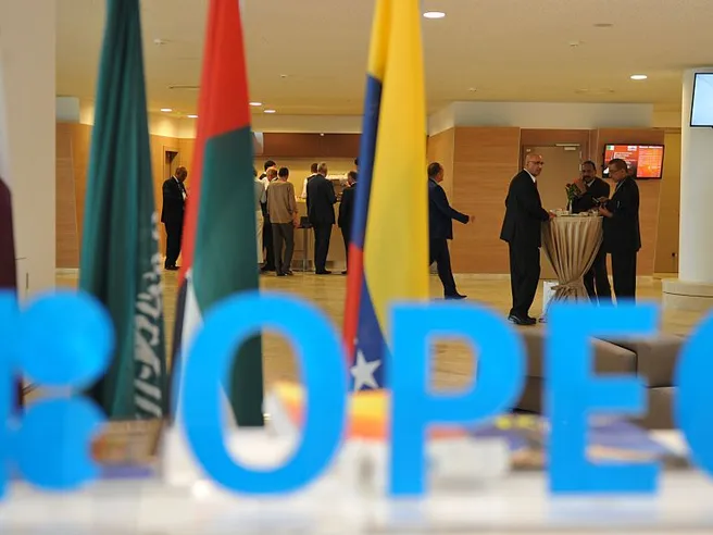 Opec+, ancora un ‘complesso gioco di equilibri’: scetticismo su revisione produzione petrolio a settembre