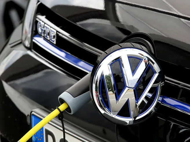 Maxi rincari bollette luce: stangata anche per chi ha auto elettrica. I trucchi per risparmiare