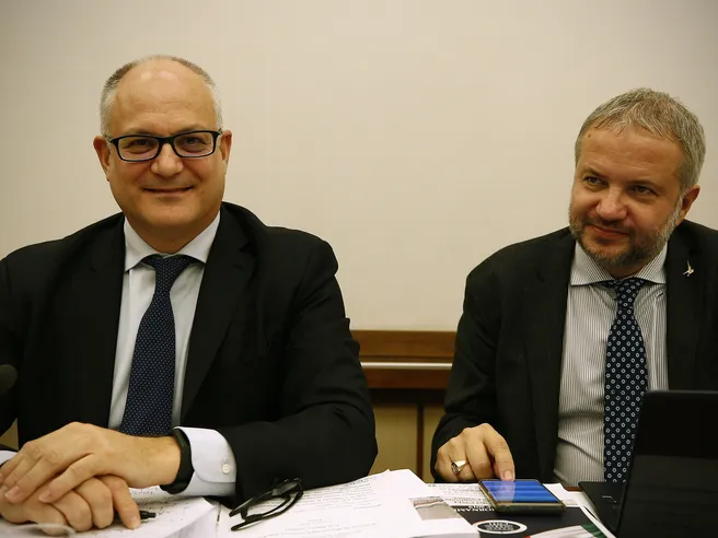 Fondo Salva-stati, Gualtieri spiega al Senato la riforma Mes. Da Twitter Borghi lo smentisce su tutto