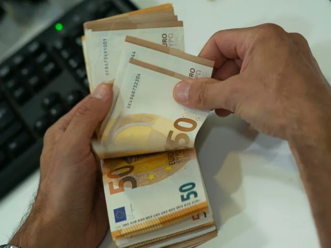 Tasse invisibili: ne paghi 9 su 10 senza accorgertene