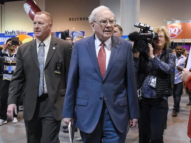 Buffett: tra azioni e bond sceglierei in meno di un nanosecondo. Bitcoin? Veleno per topi