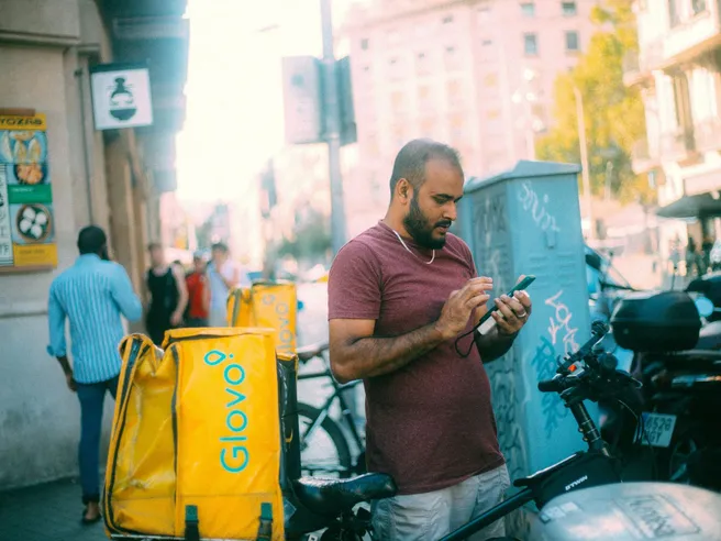 Rider sotto il sole: Glovo lancia il bonus caldo ma i sindacati lanciano l’allarme