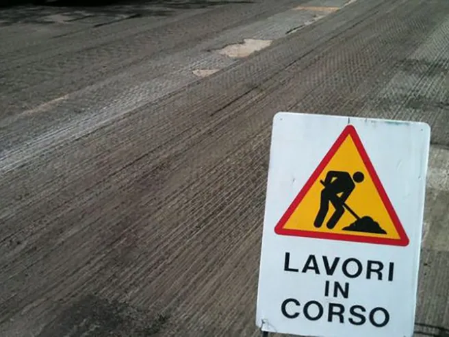 Tagli ai fondi per la manutenzione stradale, cantieri fermi e posti di lavoro a rischio