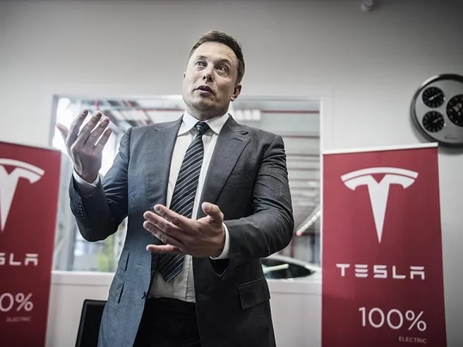 Tesla annuncia tagli 7% forza lavoro. La grande scommessa di Musk: rendere più accessibile il Model 3