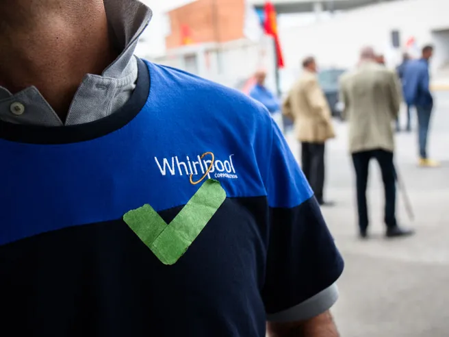 Whirlpool: la salvezza della fabbrica in mano agli operai. La soluzione allo studio del governo