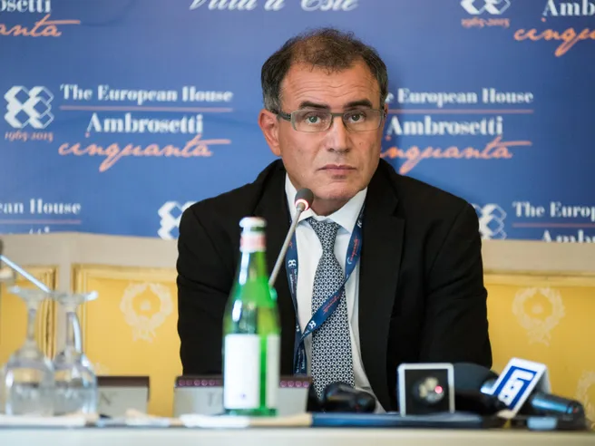 Roubini lancia allarme su manovra: ‘gigantesco autogol che scatenerà recessione’. Ed ecco come l’Ue punirà Roma