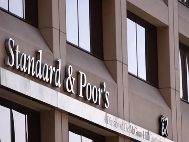 S&P taglia outlook sull’Italia, ma il rating è salvo. Cresce paura per debito e banche
