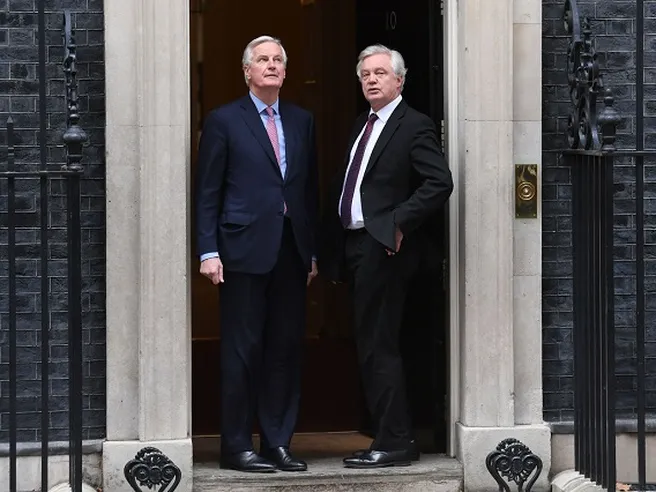 Brexit, Barnier (UE) attacca Londra: transizione soft non è scontata