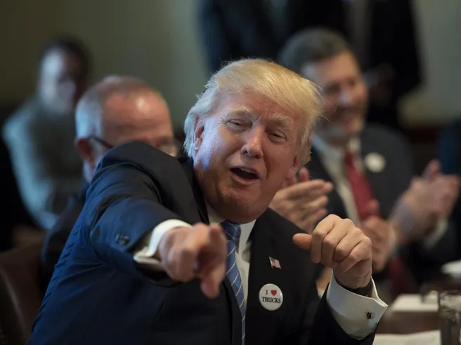Trump mette bocca anche sulla Fed, Casa Bianca corregge il tiro ma mercati restano in allerta