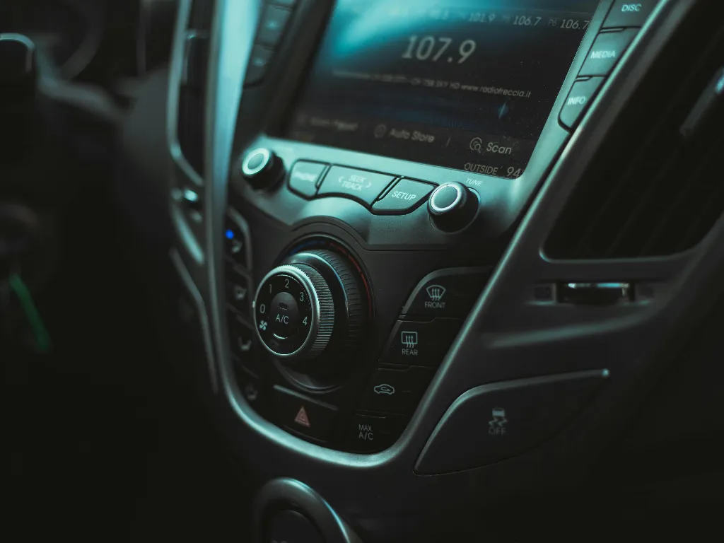 Agcom lancia l’allarme: la radio scompare dalle auto, cosa succede