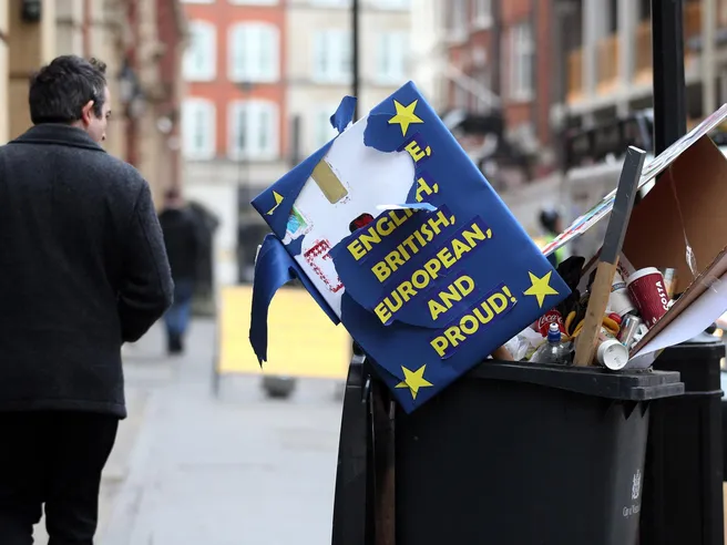 Brexit: azzerate le norme Ue. Mentre in UK è alert inflazione (e consumi): sterlina-dollaro a record un anno