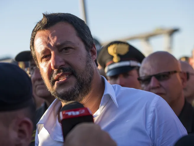 Salvini contro Ue: ‘Ci hanno provato con Grecia, ora vogliono colpo grosso. Mai patrimoniale e svendita aziende’