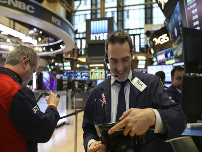 Record Nasdaq non scalda Piazza Affari. Titoli oil giù, Moncler balza ancora