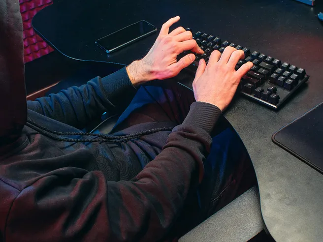 Truffa del principe di Dubai: l’AI ora ci mette la voce