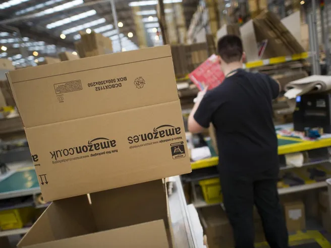 Amazon si aggiudica licenza e diventa corriere postale. Al via la sfida con Poste Italiane