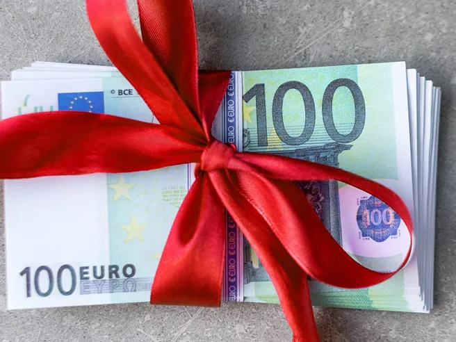 Tredicesima e quattordicesima: cosa sapere prima di firmare un contratto