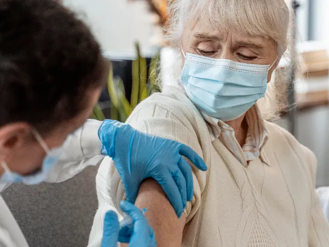 Vaccini Covid e influenza: categorie prioritarie e modalità di prenotazione