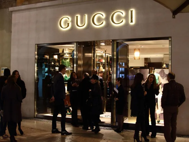 Gucci è il brand italiano di maggiore valore ma la pandemia pesa. Italia vale meno della metà della Francia