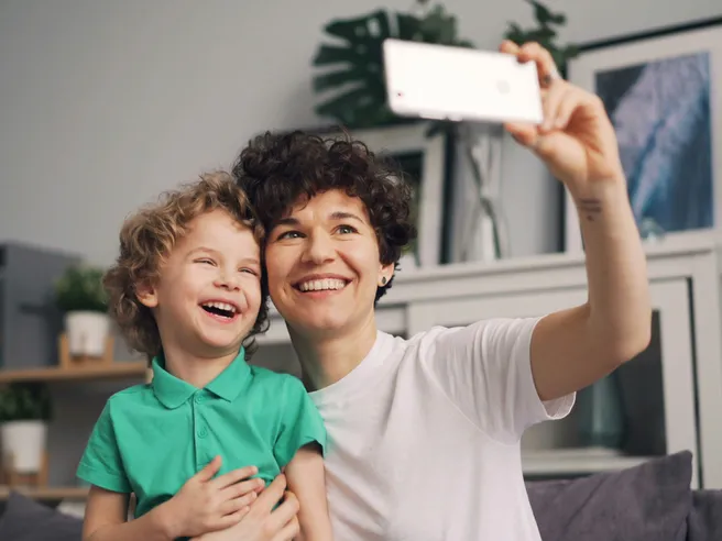 Pubblicare foto dei figli sui social: ecco quando è illegale