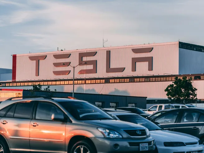 Tesla in calo: ricavi giù del 10% e consegne in frenata